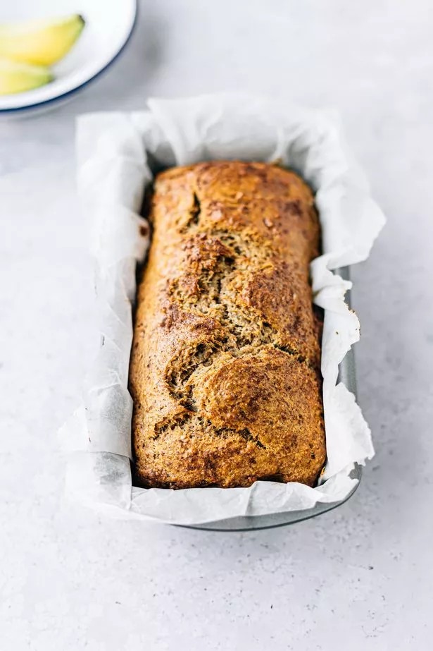 Wie Sauerrahm, Natron und Säure das Bananenbrot heben
