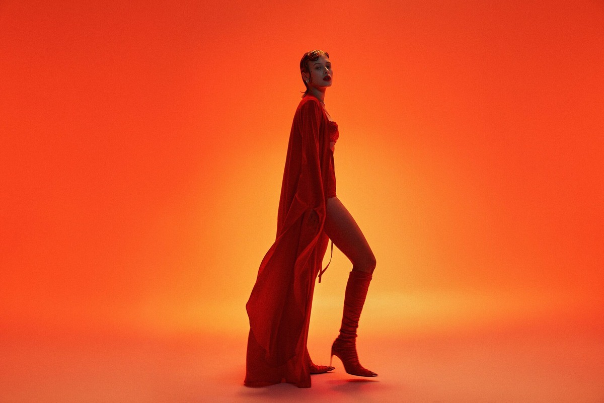 Materials That Move: Spacer Fabrics, Power Mesh, and Color-Shift Textiles