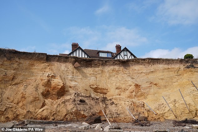 Não há como salvar a minha casa de £1 milhão do mar: a viúva de 88 anos teme terminar vivendo numa tenda enquanto o penhasco a engole
