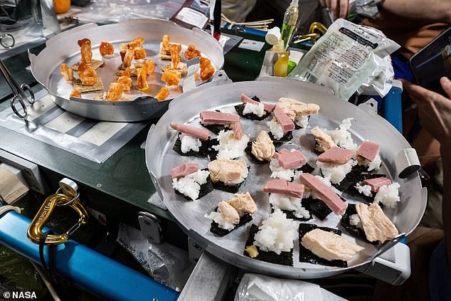 Sushi espacial y cóctel de camarón: dos creaciones en la mesa orbital
