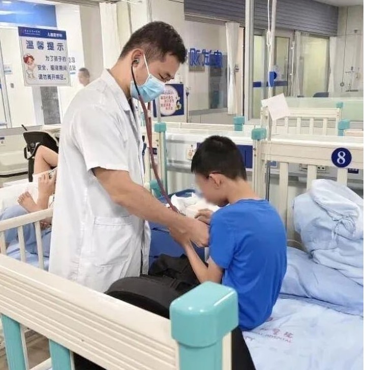 14小时连轴作业毁掉一个孩子：11岁男孩在医院里挣扎呼吸