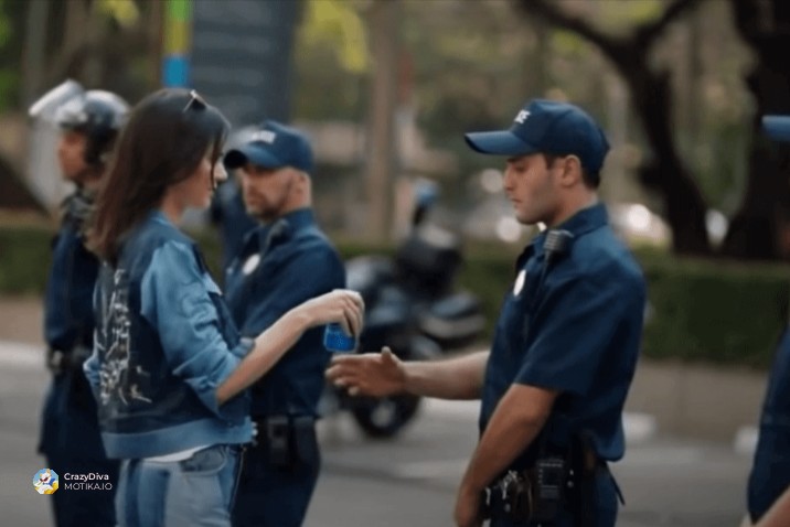 Pepsi: Сцената со протестот и Кендал Џенер ги потцени движењата за човекови права – светско негодување и повлекување на рекламата