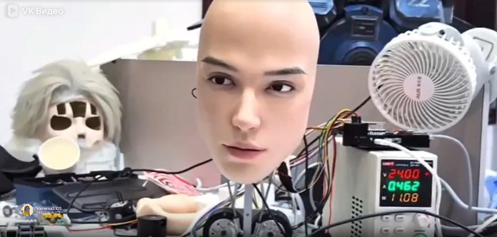 Системот AheadForm Origin M1 со 25 микро мотори дозволува лицето на роботот да се движи како човечко
