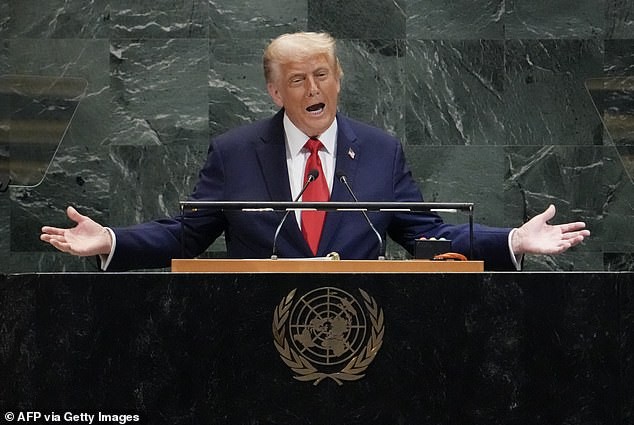 ОН ги финансираат незаконските преминувања, тврди Трамп: „Тие ни ги напаѓаат границите, наместо да ги штитат“