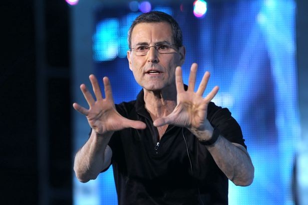 Drones nos céus dos aeroportos não são espiões de Putin: UFOs controlados por alienígenas, afirma Uri Geller