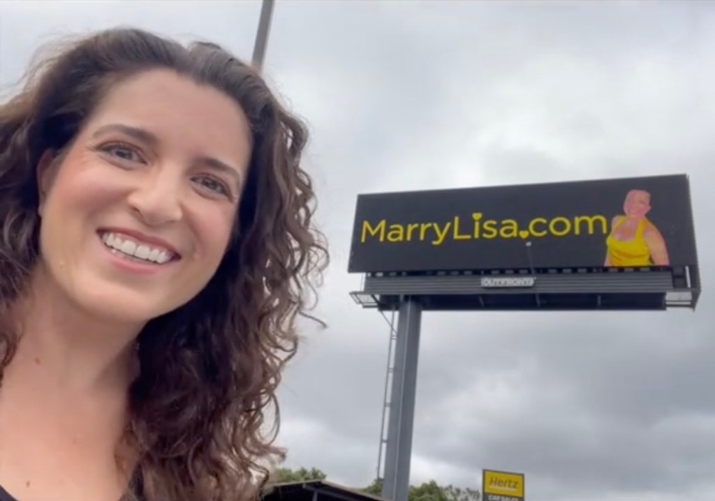 Ela gasta milhares de dólares em outdoors para encontrar o amor: 'Quero me apaixonar e me casar'