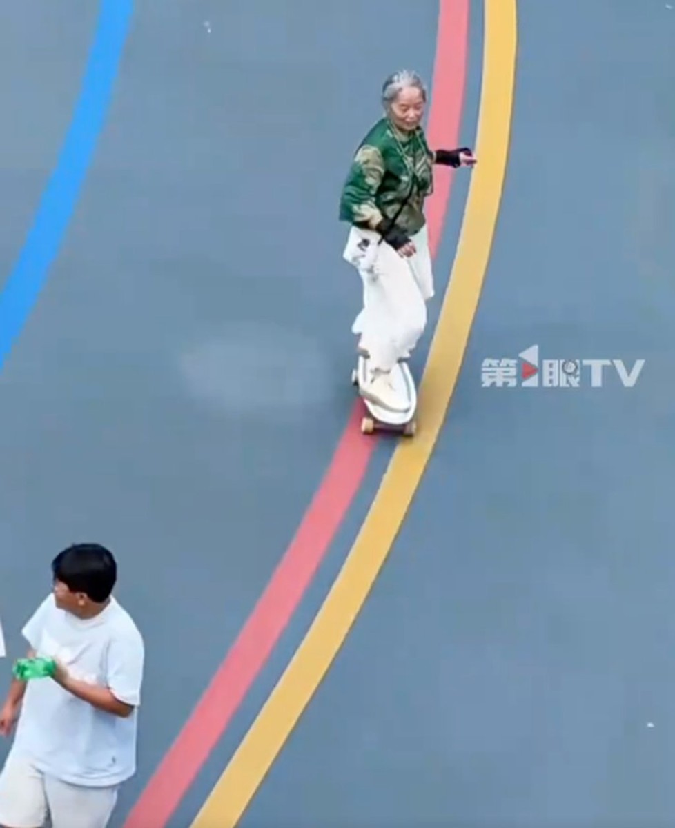 发现热爱：陪女儿挑滑板的一刻点亮她的人生
