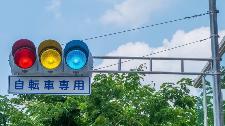 A Language Puzzle: ao, midori, and the Green Light