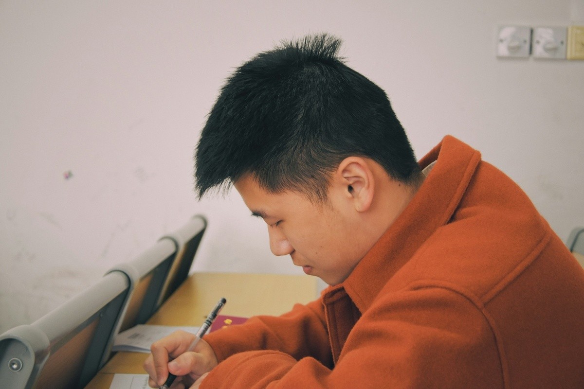 Katzenfutter statt Mahlzeit: Wie ein chinesischer Student in der Schweiz sein Studium rettet – und dabei alles opfert