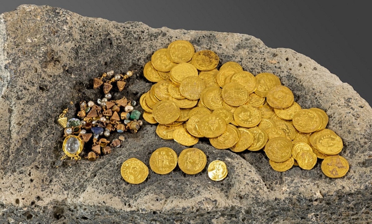 97枚纯金金币与珠宝埋藏在地下1,400年后被揭露——这批宝藏折射出希波斯城坍塌的真实故事