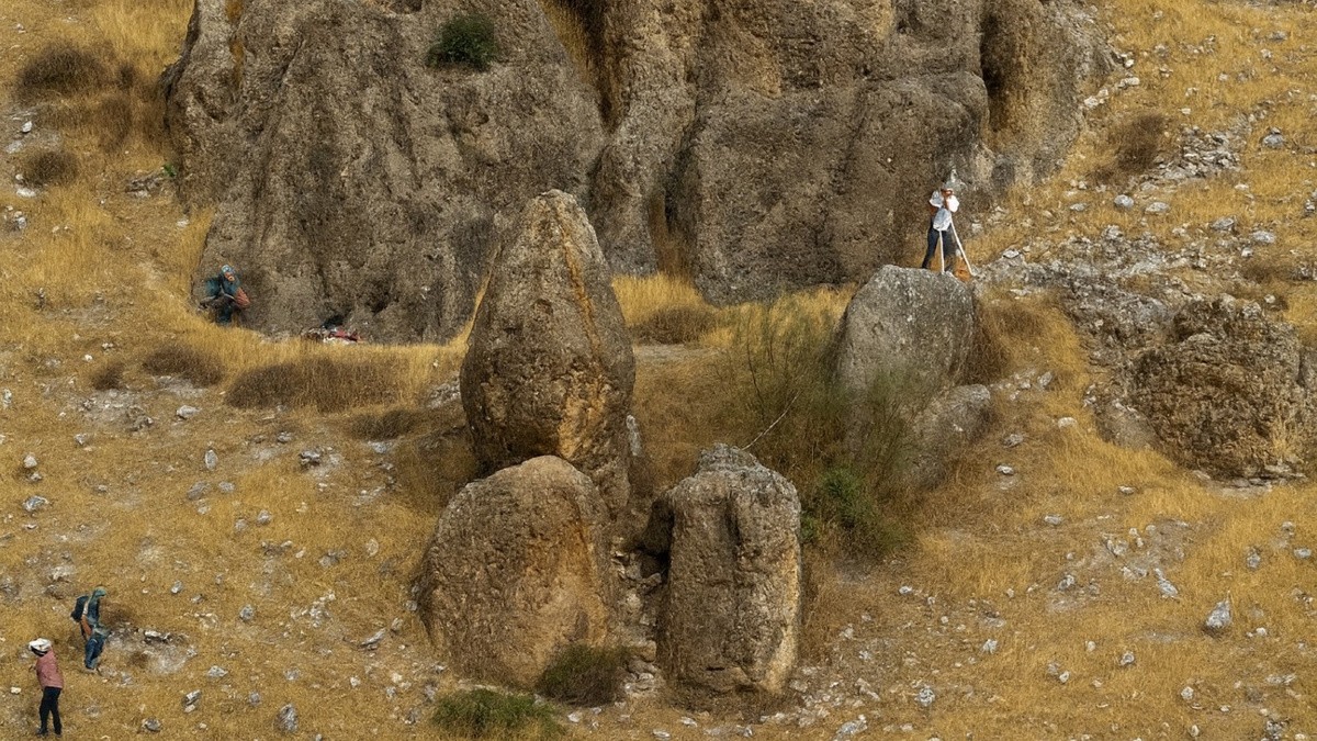 O que foi encontrado perto de Hodar e como se lê o monumento