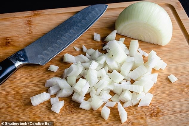 Has estado cortando tus cebollas mal: el truco secreto para cortar sin llorar que revela un chef