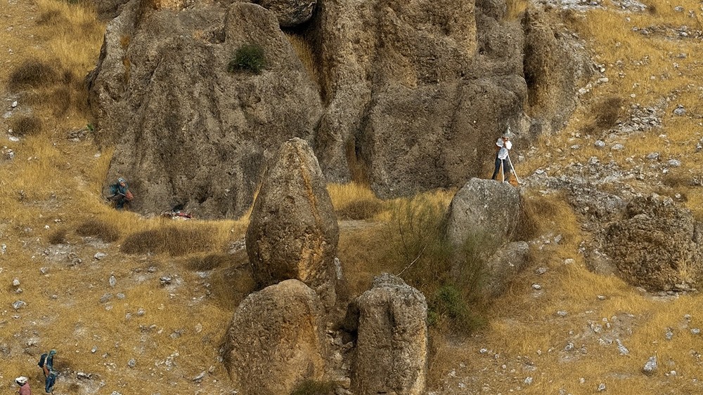 Sanctuaire solaire vieux de 2 500 ans découvert près de Hodar : un temple du cosmos