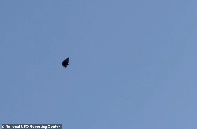 Broad-Daylight Black Pyramid Over Texas: A Bronze-Tinted Triangle Silently Traverses the Sky