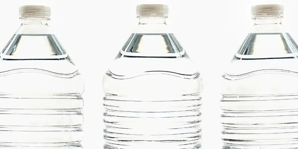 Nanoplásticos em garrafas d’água: 240 mil partículas por litro descobertas em três marcas populares