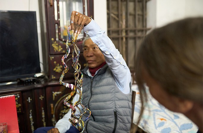 Con uñas de casi seis metros tras 34 años sin cortarlas: la historia del vietnamita que entró al Guinness