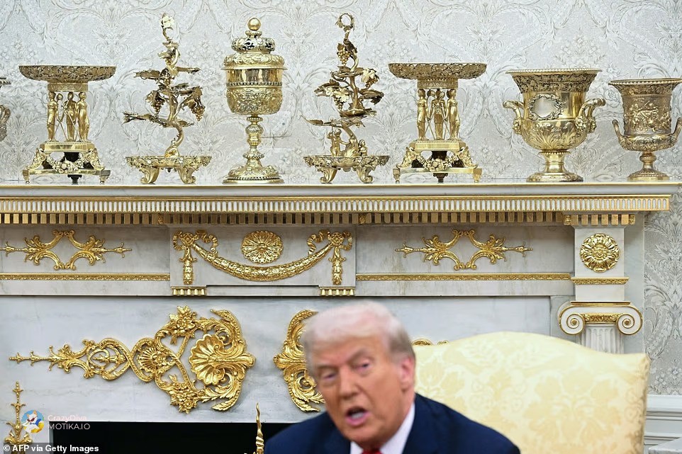 Белата куќа заблеска со 24-каратно злато донесено од „златниот човек“ на Трамп