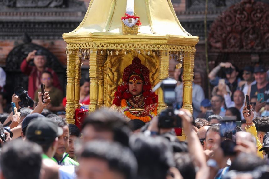 La Kumari de Nepal: una niña de 2 años eleva la devoción a un ritual que redefine la infancia