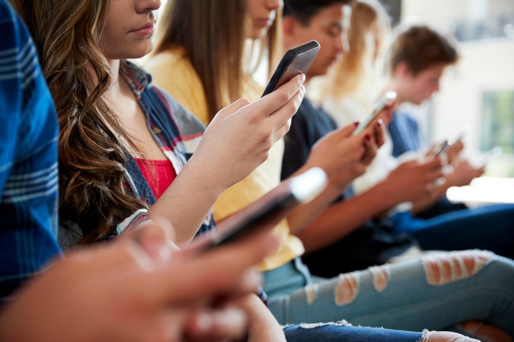 Gen Z ressuscita o hack da era Y2K para desafiar a proibição de celulares na escola: 'Não podem nos silenciar'