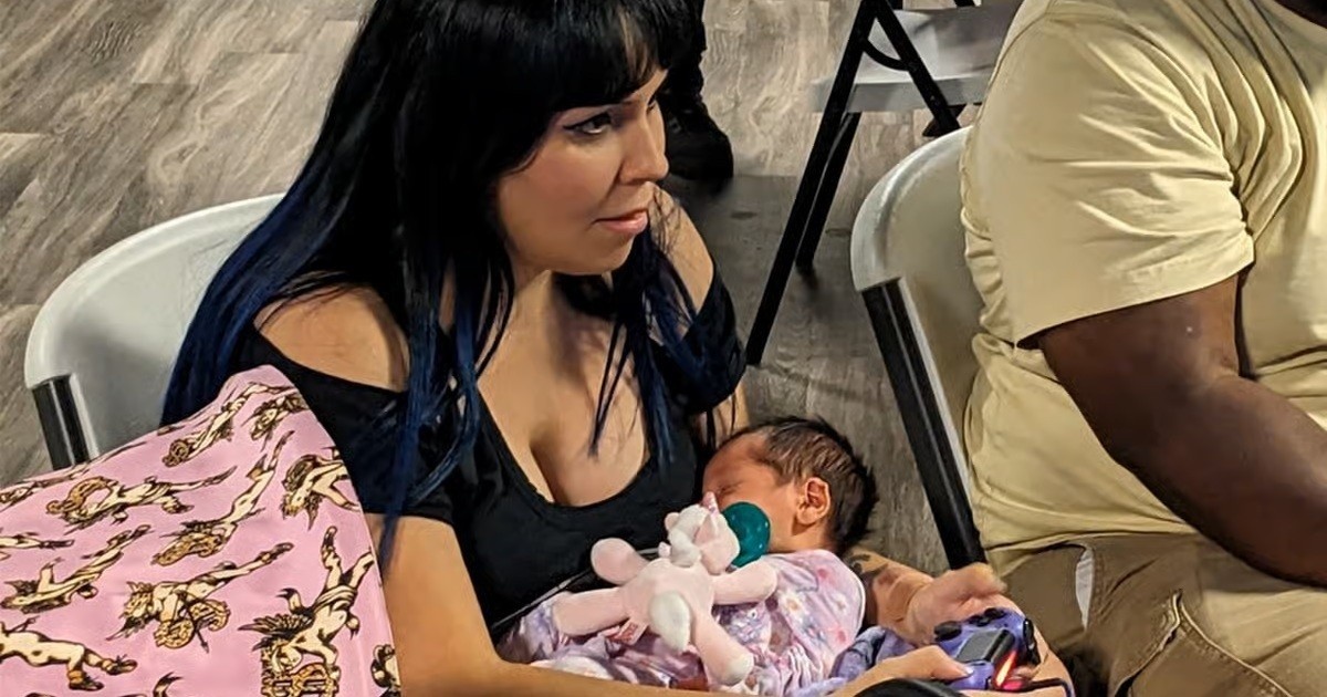 5 Tage nach der Kaiserschnitt-Geburt: Eine Mutter gewinnt Mortal Kombat XL – Baby im Arm