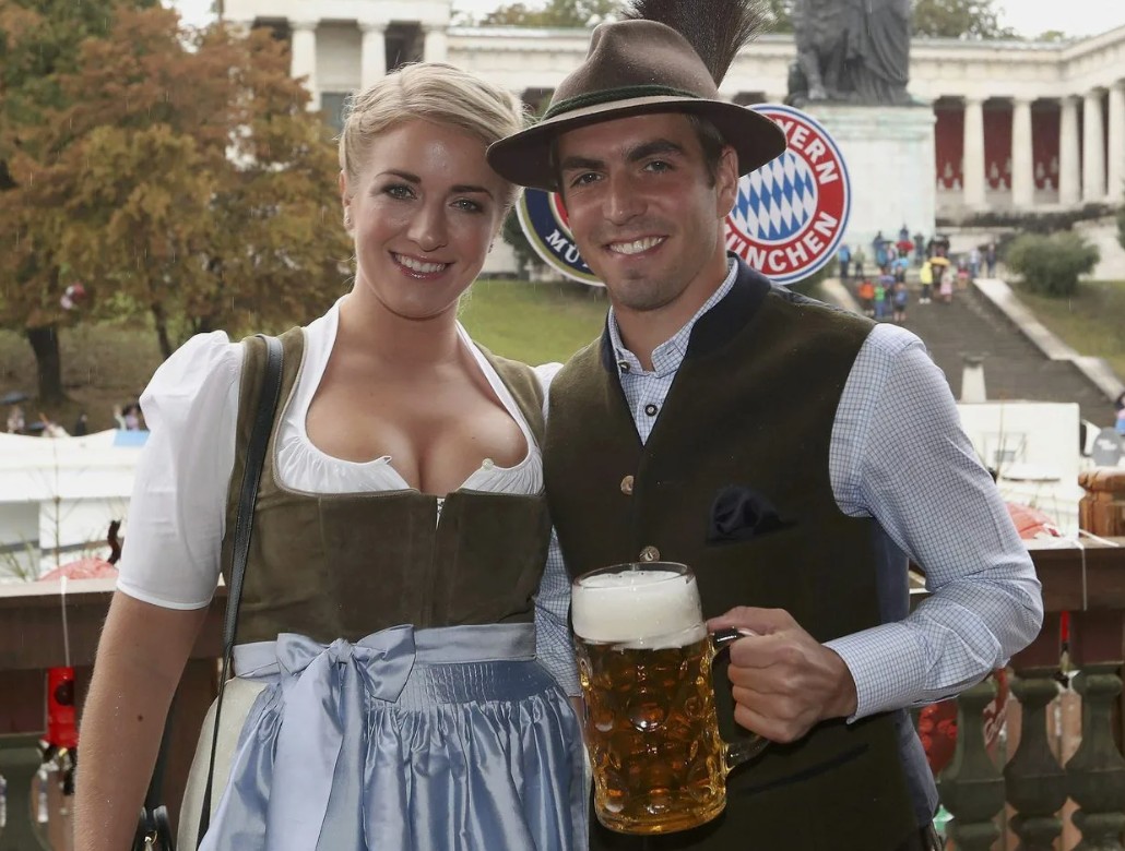 Dirndl：一条“不用内衣”的民俗裙，如何承载纳粹阴影与现代热潮？