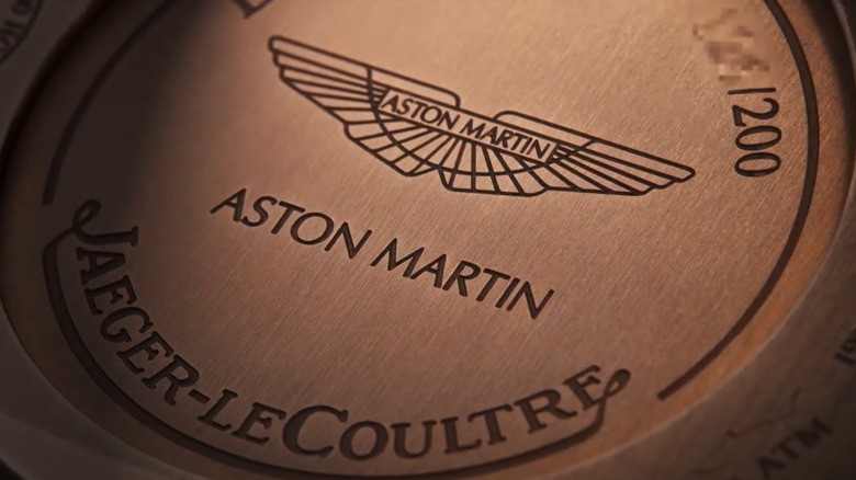 Cette montre à 34 000 dollars était aussi la clé d'une Aston Martin — déverrouiller, verrouiller et faire clignoter les phares en un seul geste