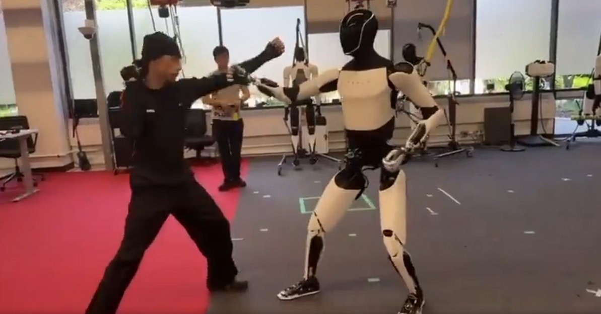 Tesla’s Humanoid Optimus Trains Kung-Fu: A 36-Second Lab Clip Reveals a Robot Learning to Fight