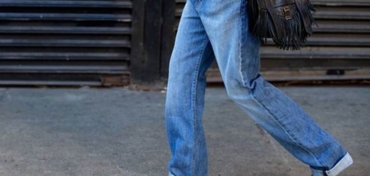 Широки, опуштени фармерки – изборот на младите под 30 години