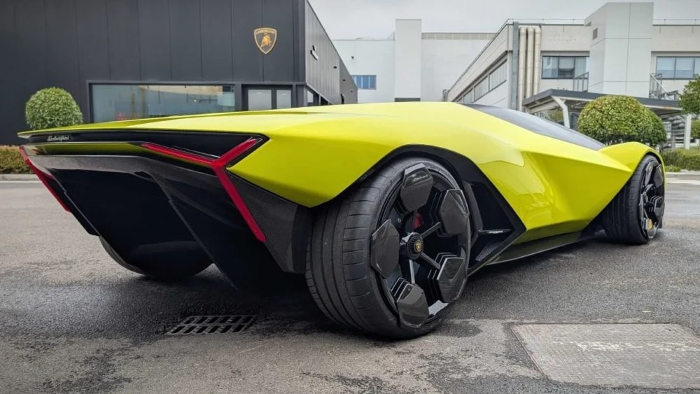 O que é o Manifesto? Um conceito de supercarro inspirado pela estética do Batmóvel