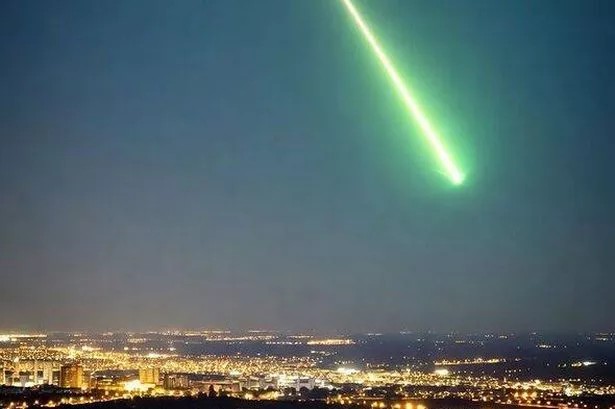Вонземен зелен оган ги осветли ноќните неба над Нотингем: Фотографија што ги збунува астрономите и љубителите на ѕвезди ширум Англија