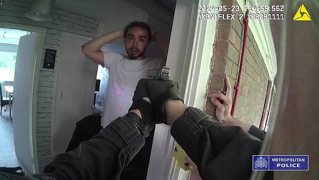 Шокантна тајна што се крие зад обичната куќа – бугарска двојка снабдува шефови на лондонската мафија со украдени телефони