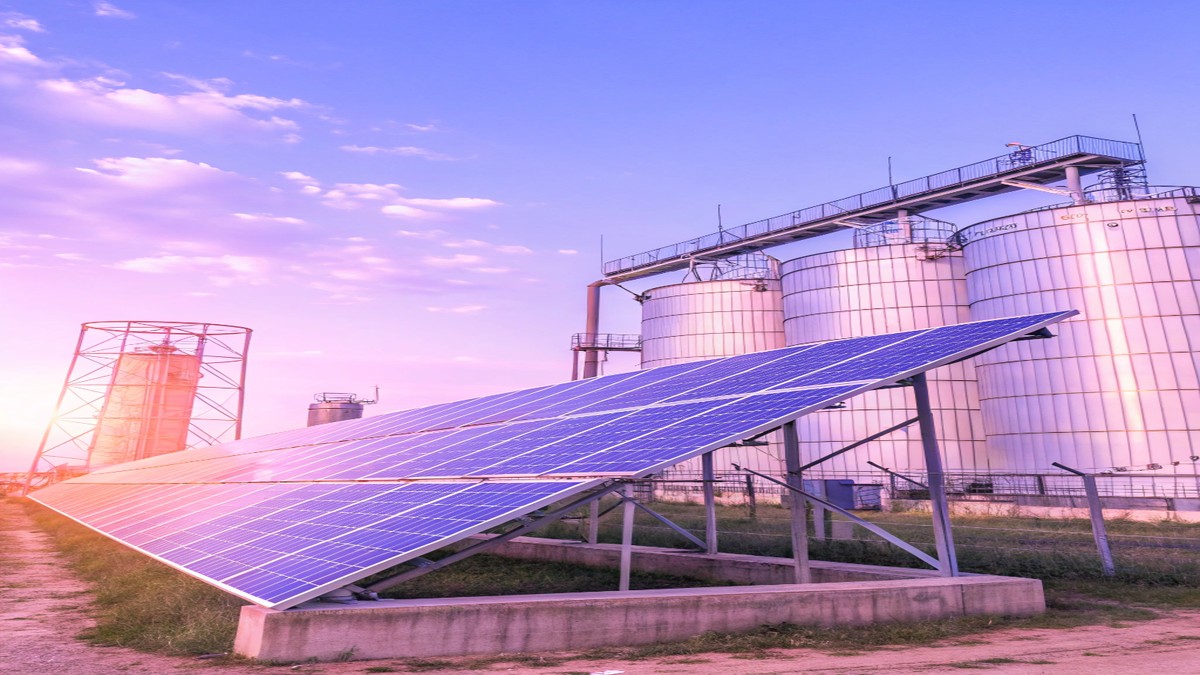 How it works: two solar-furnace configurations concentrate sunlight to heat a crucible, enabling metal melting