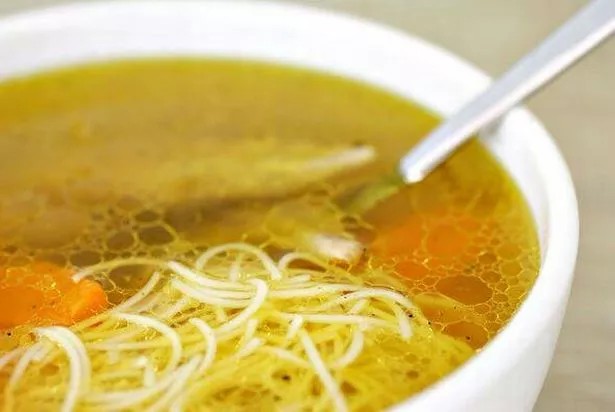 Куркумата не само што го подобрува вкусот – супата станува повитаминска и импресивна на изглед
