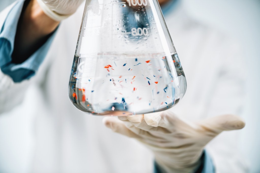 Kernbefund der Studie: 39.000–52.000 Partikel pro Jahr – plus 90.000 durch Flaschenwasser