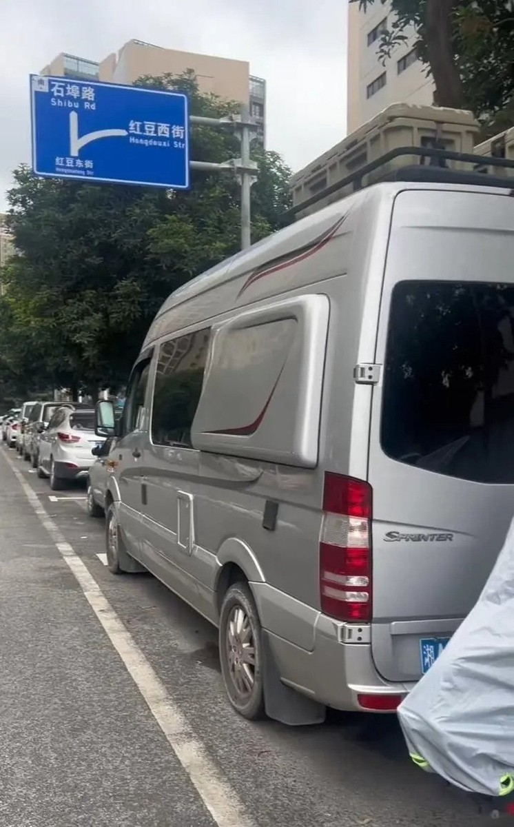 Desbloqueando a estrada: ele deixou um motorhome de 1 milhão de yuans na rua e convidou estranhos a viajar — o viral car-relay