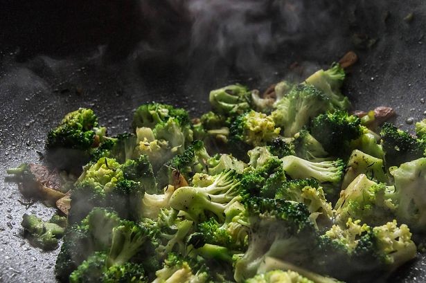 Estás cocinando brócoli mal: deja de hervirlo y prueba este método que cambia todo