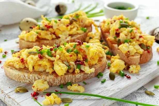 Nur zwei Zutaten verwandeln Rührei in ein Geschmackserlebnis: Chorizo und Manchego sprengen das Frühstücksrepertoire