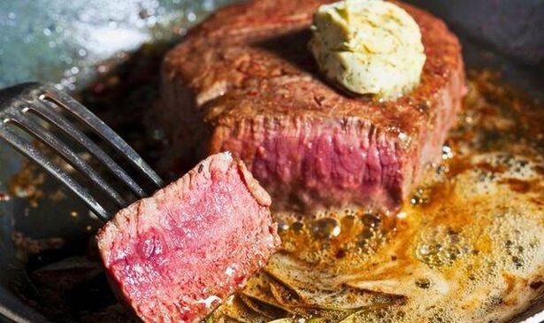 Comment le sel agit: la science derrière le dry brining