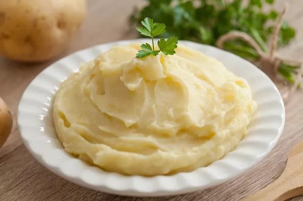 别再用水煮土豆了：鸡汤煮出的土豆泥，香气更丰盈