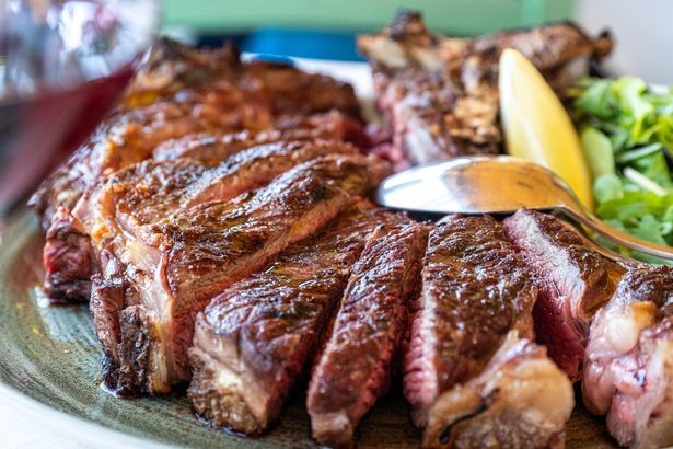 O segredo do bife que parece caro: sal seco transforma carne barata em suculenta e macia