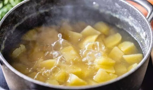 A salada de batata mais cremosa que você já provou — sem maionese, com uma água de cozimento que você costuma desperdiçar