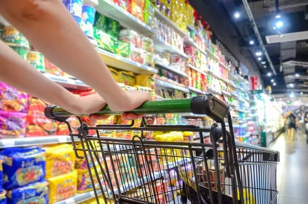 Depois dos 50, o prato pode te envelhecer: nove alimentos que você precisa parar de comer para salvar a saúde