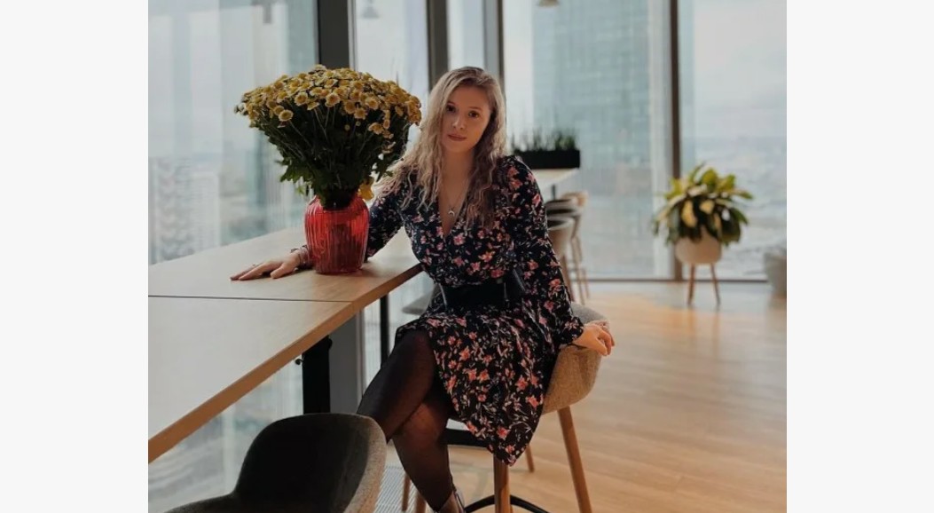 Hoy, Alina tiene 23 años: PR, podcasts y sueños de actriz