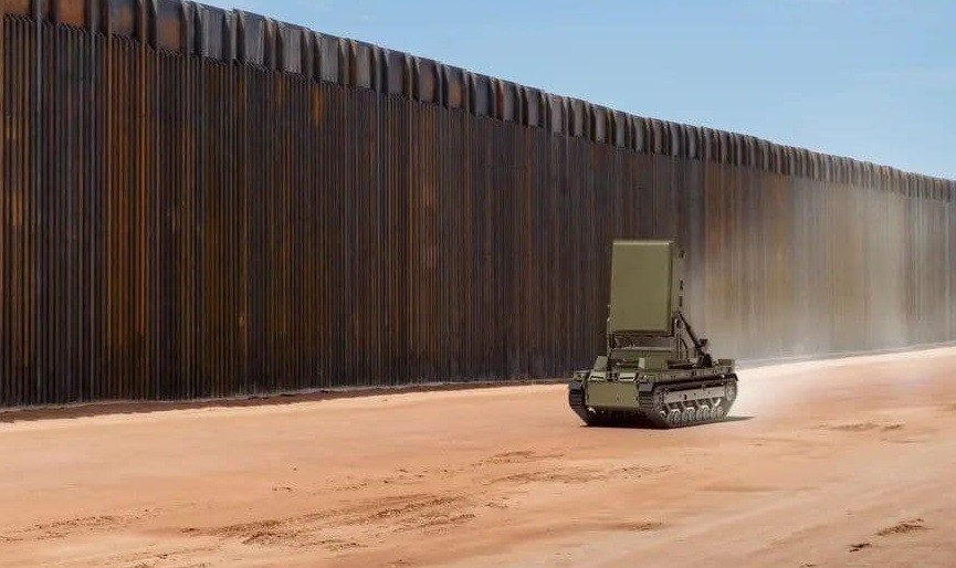Weltpremiere in den USA: Der erste kampfbereite Roboter mit Mikrowellenwaffen – Drohnen lassen sich in Sekunden kampfunfähig machen