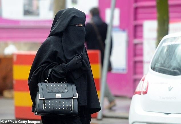 Portugal verbietet öffentliches Tragen von Burkas und Niqabs – Strafen bis zu 4.000 Euro und eine hitzige Debatte
