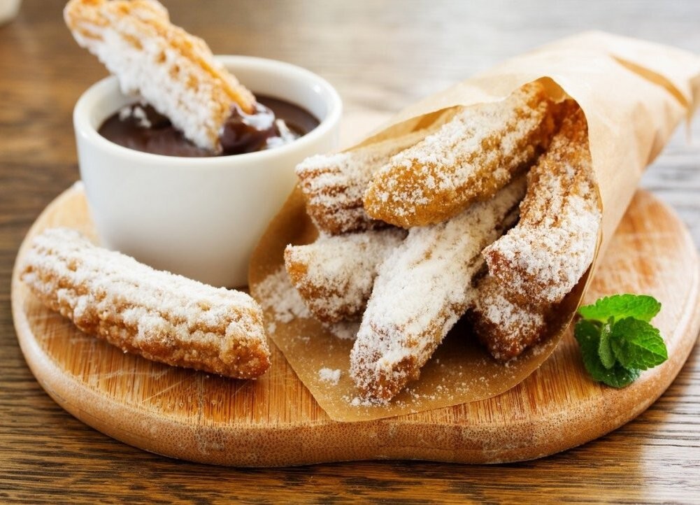 Churros: Der knusprige Traum aus heißem Öl – eine jahrhundertelange spanische Liebesgeschichte mit Honig, Kakao und süßen Saucen