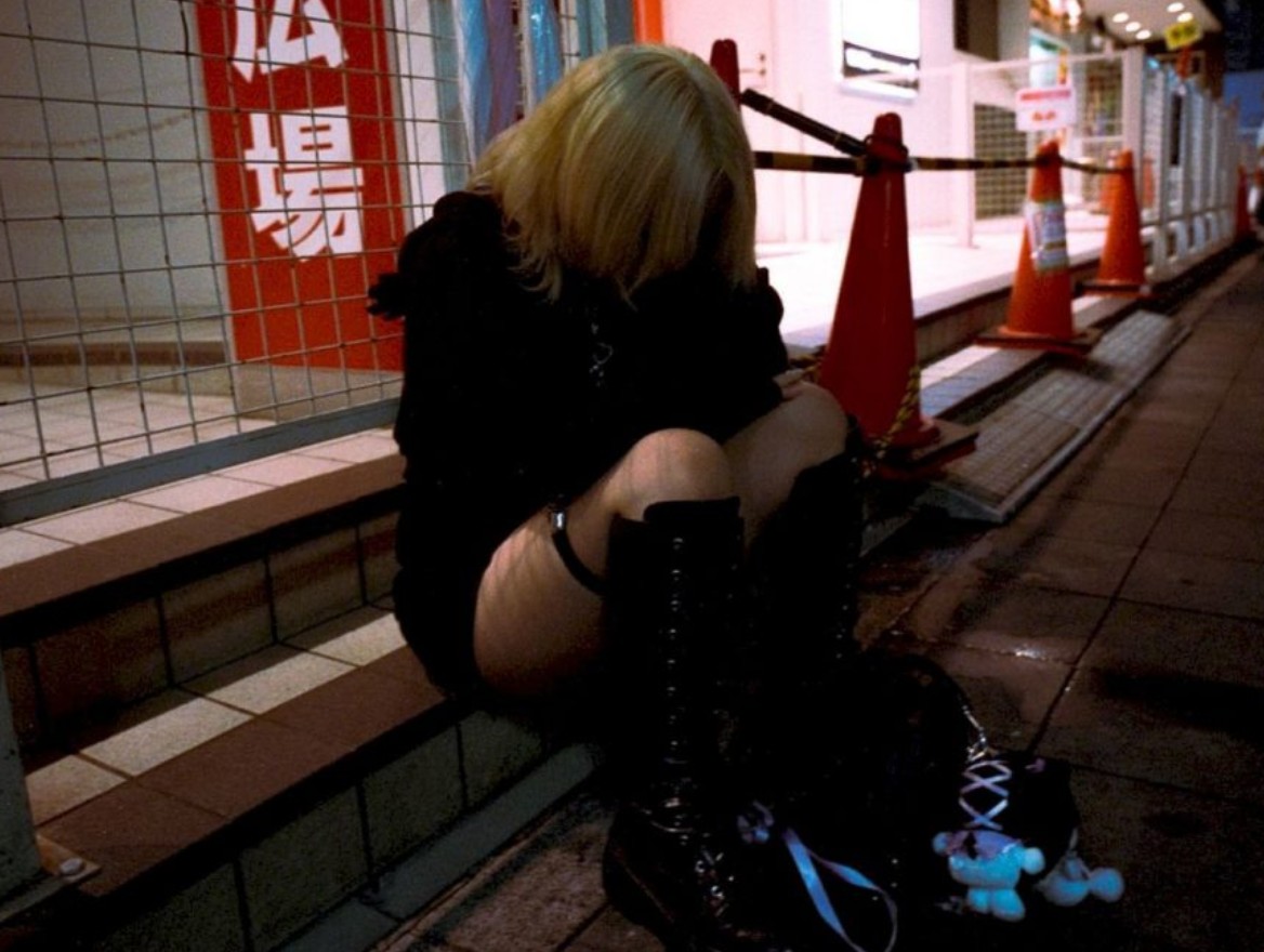 Kabukichō, Tokyo: Des centaines d'enfants sans toit dans le cœur battant de la ville — quand les néons cachent une autre réalité