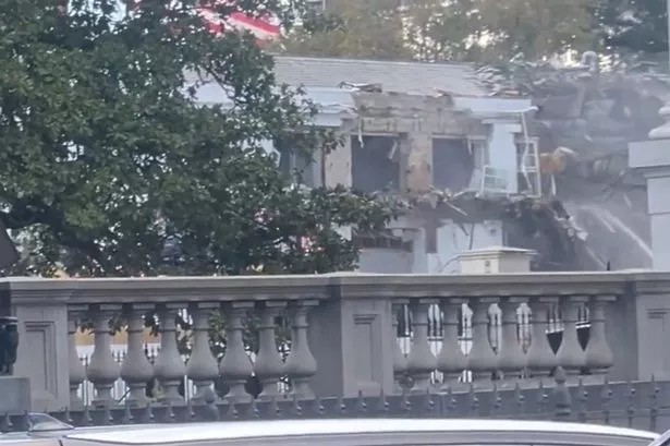 Трамп сруши дел од Белата куќа за да изгради голема сала за бал