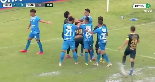 Пет играчи исклучени по тепачка – натпреварот продолжува со само 17 фудбалери на теренот