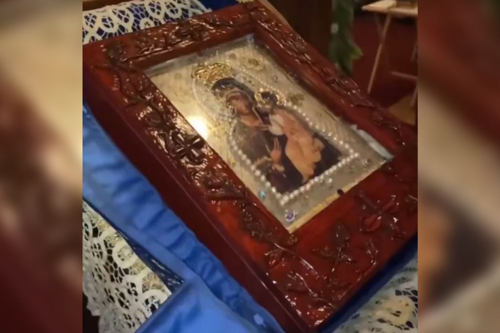 Una imagen barata de María y Jesús derrama mirra: un milagro que atrae a creyentes de todo el mundo